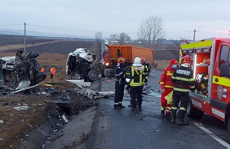 Grav accident rutier în Iași, în care a fost implicată și o ambulanță: 7 morți și doi răniți (Foto)