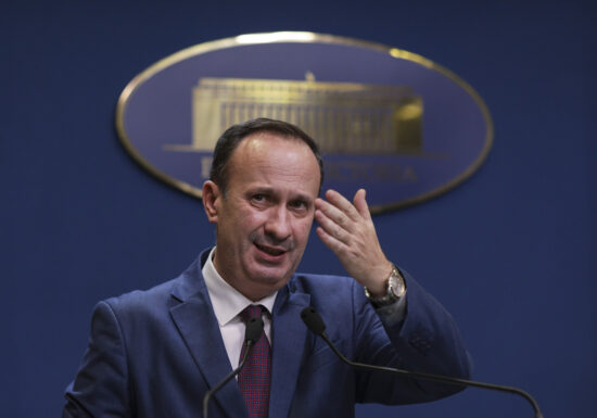 Scandal în Parlament la dezbaterea bugetului: Câciu a țipat și a dat cu pumnul în masă. Buzoianu, către un deputat: Dacă țipați mai tare la microfon, nu vă crește bărbăția!