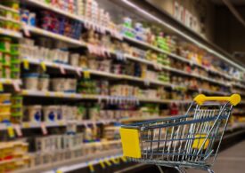 Grecii își fac provizii, patru lanțuri de supermarketuri limitează achiziţiile de făină şi ulei de floarea soarelui