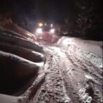 Se circulă greu pe un drum național din judeţul Bihor, din cauza unei avalanşe (Video)