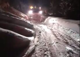 Se circulă greu pe un drum național din judeţul Bihor, din cauza unei avalanşe (Video)