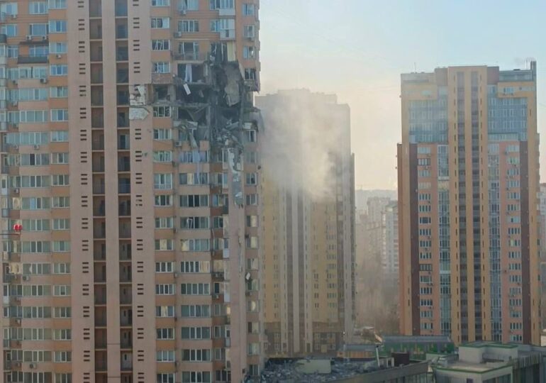 Imagini îngrozitoare cu un bloc în care mai erau oameni lovit de o rachetă rusească (Foto&Video)