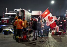 Camionagiii din Canada nu renunță la proteste: Și-au instalat o tabără cu frizerie, saună și masaj (Video)