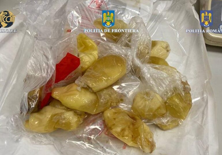O femeie care a înghițit 1 kilogram de cocaină a fost prinsă pe Aeroportul Otopeni