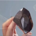 Un misterios diamant negru, vechi de 1 miliard de ani și care ar putea proveni din spațiu, scos la licitație (Video)