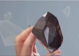 Un misterios diamant negru, vechi de 1 miliard de ani și care ar putea proveni din spațiu, scos la licitație (Video)