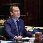 România, vecină cu Rusia? Medvedev a ținut un discurs având în spate o hartă în care teritoriul ucrainean este împărțit între Rusia, România, Ungaria și Polonia