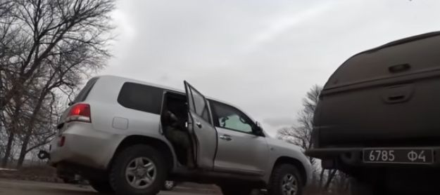 Un nou video cu oficiali ucraineni și jurnaliști care fug de atacul cu bombe din estul Ucrainei