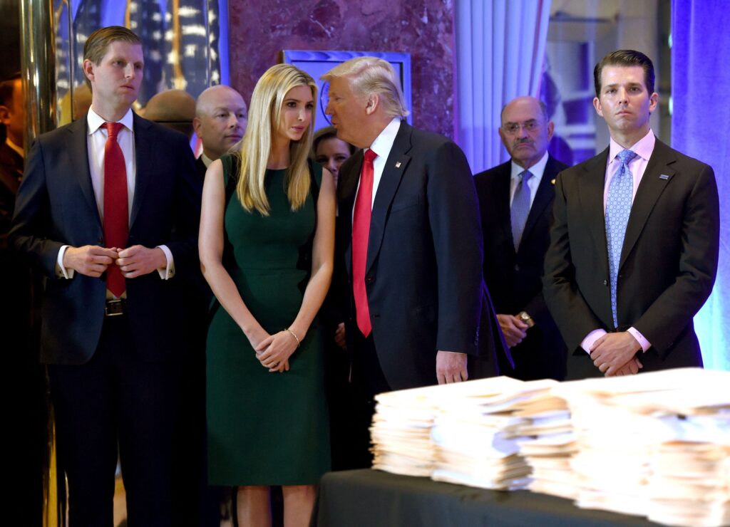 Axios: Trump transformă președinția într-o sursă fără precedent de profit și protecție personală. Miza reală