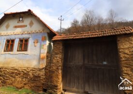 Case bătrânești dintr-un sat de munte vor fi zugrăvite de voluntari