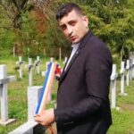 Crucile românești ridicate în cimitirul eroilor maghiari din Valea Uzului trebuie dărâmate, a decis Tribunalul Bacău. Povestea unui scandal ce l-a avut în frunte pe George Simion