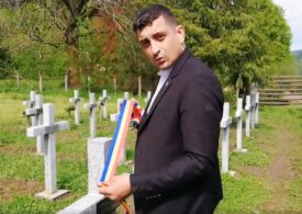 Crucile românești ridicate în cimitirul eroilor maghiari din Valea Uzului trebuie dărâmate, a decis Tribunalul Bacău. Povestea unui scandal ce l-a avut în frunte pe George Simion