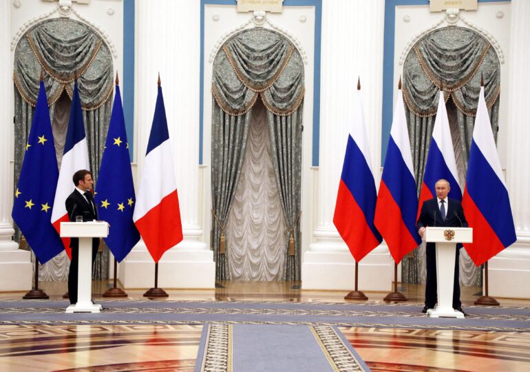 Putin a vorbit aproape două ore cu Macron, sâmbătă după-amiază. Urmează Biden