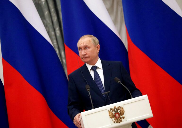 Politica paşilor mărunţi şi râsul copios al lui Putin