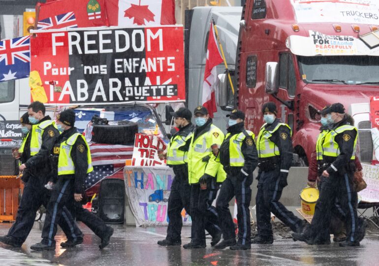 Poliţia din Canada i-a gonit cu gaze lacrimogene pe șoferii de camion care blocau centrul capitalei Ottawa (Video)