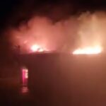 Incendiu puternic la o fabrică de mezeluri din Mizil. Doi pompieri au ajuns la spital, unul e intubat (Video)