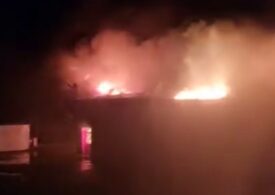 Incendiu puternic la o fabrică de mezeluri din Mizil. Doi pompieri au ajuns la spital, unul e intubat (Video)