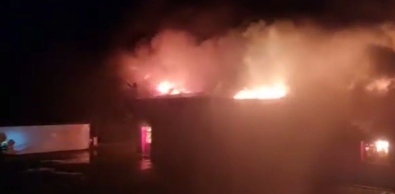 Incendiu puternic la o fabrică de mezeluri din Mizil. Doi pompieri au ajuns la spital, unul e intubat (Video)