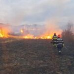 Incendiu de vegetaţie în Buzău: 500 ha afectate de focul care se extinde din cauza vântului