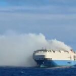 O navă plină cu mașini de lux a luat foc în Oceanul Atlantic (Video)