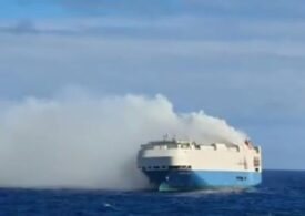 O navă plină cu mașini de lux a luat foc în Oceanul Atlantic (Video)