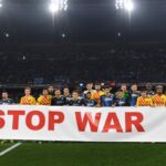 UEFA a cenzurat mesajul anti-război de la Napoli – Barcelona: „Rușine!”