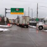 Frontiera dintre Canada și SUA e blocată de camionagii. Protestul împotriva vaccinării obligatorii continuă (Video)