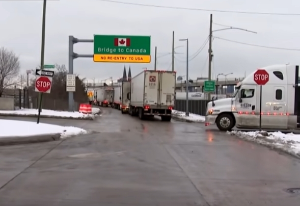 Frontiera dintre Canada și SUA e blocată de camionagii. Protestul împotriva vaccinării obligatorii continuă (Video)