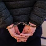 Un adolescent de 17 ani a fost prins când spărgea o bancă din București