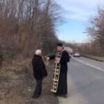 Un preot a sfințit ”curba morții” din județul Bacău, unde au loc multe accidente (Video)
