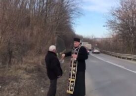 Un preot a sfințit ”curba morții” din județul Bacău, unde au loc multe accidente (Video)