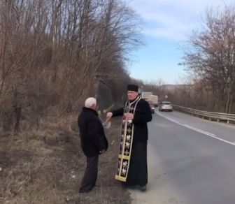 Un preot a sfințit ”curba morții” din județul Bacău, unde au loc multe accidente (Video)