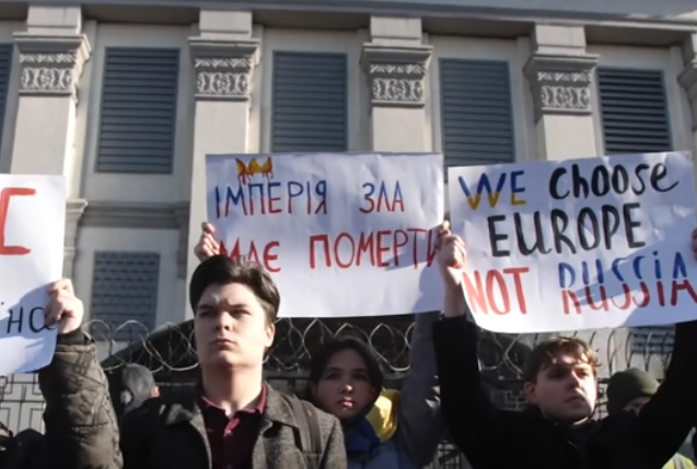 Rusia a evacuat ambasada de la Kiev și și-a dat jos steagul de pe clădire. Ucraina a intrat în stare de urgență