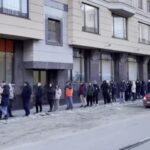 Rusia resimte deja sancțiunile Occidentului. Rubla s-a prăbușit, cozi uriașe la bancomate, în mai multe orașe (Video)