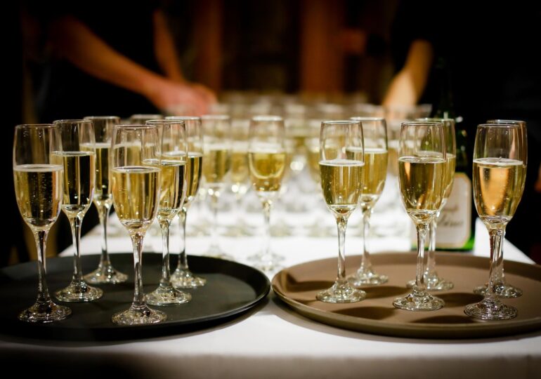 Vânzările globale de şampanie au atins un nivel record în 2021