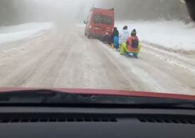 Microbuz filmat în timp ce trăgea 6 sănii cu copii pe un drum acoperit de zăpadă. Șoferul a fost chemat la Poliție (Video)