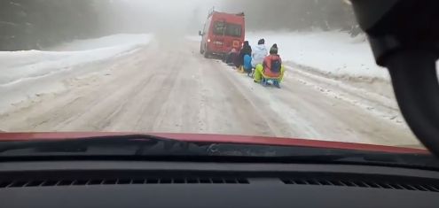 Microbuz filmat în timp ce trăgea 6 sănii cu copii pe un drum acoperit de zăpadă. Șoferul a fost chemat la Poliție (Video)