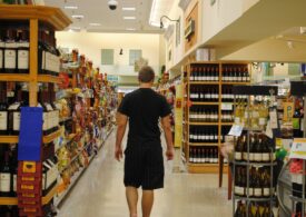 Retailerii europeni negociază la sânge reduceri de preţuri cu giganţii alimentari