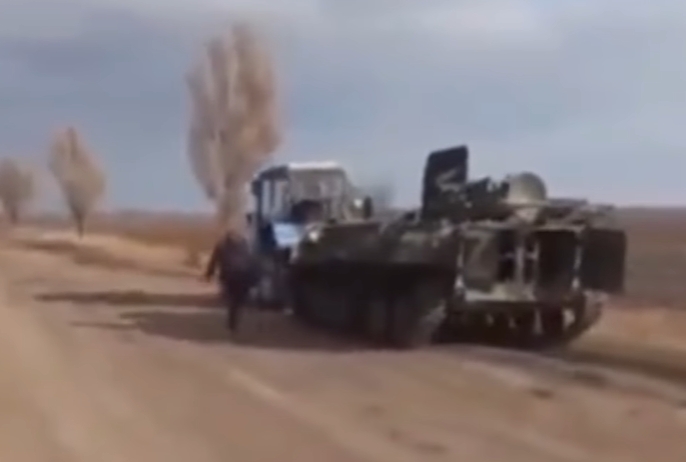 Rromii din Ucraina au capturat un tanc rusesc. Cioabă îi ironizează din România: Ciordit-ai tancu' rușilor? Ciordit și topit! (Video)