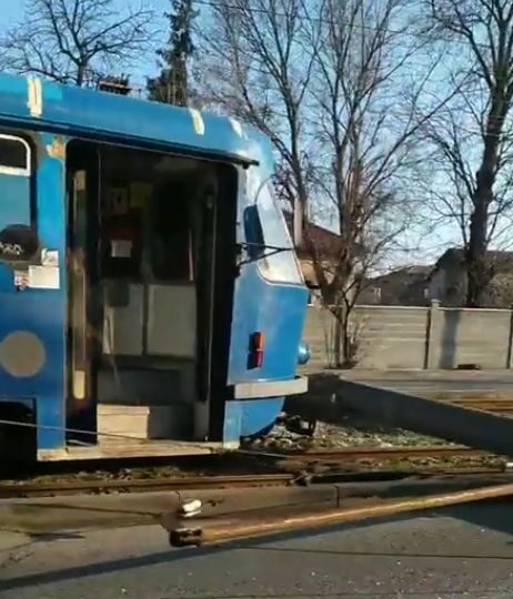 Un tramvai cu pasageri a deraiat şi a dărâmat un stâlp din beton, la Arad (Video)