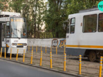 Un tramvai a deraiat în București. O porțiune a garniturii a lovit un stâlp, patru persoane au ajuns la spital (Foto)