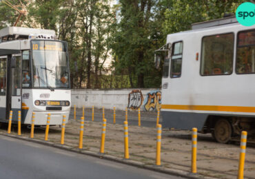 Un tramvai a deraiat în București. O porțiune a garniturii a lovit un stâlp, patru persoane au ajuns la spital (Foto)