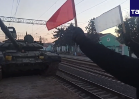 Rusia anunţă că retragerea trupelor continuă şi arată imagini cu tancuri încărcate într-un tren (Video)