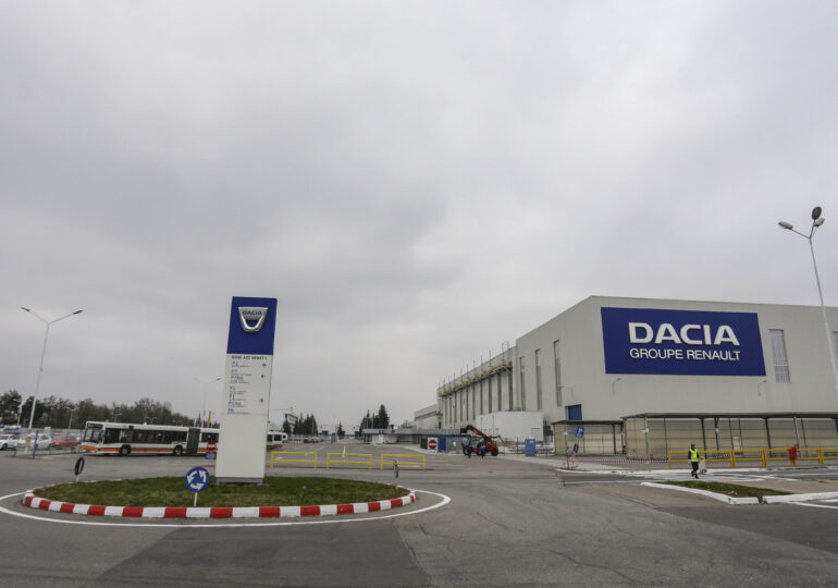 Mii de angajați Dacia ies în stradă