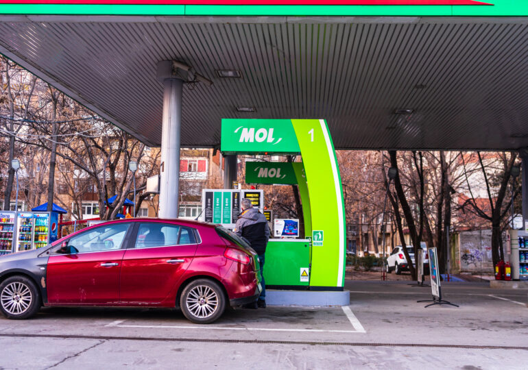 Ungaria nu mai vinde benzină ieftină şoferilor străini