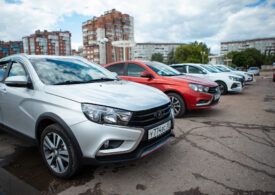 Renault pierde o producție de 500.000 de mașini pe an, dacă pleacă din Rusia, unde are afaceri și cu un vecin al lui Putin