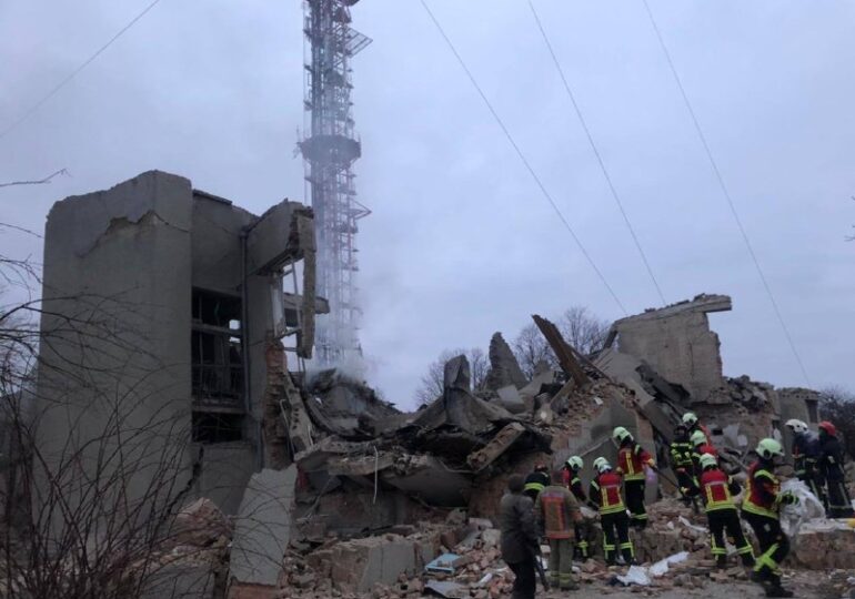 Atacul rușilor asupra unui turn de televiziune a ucis cel puțin 19 oameni în Ucraina, dar turnul n-a căzut şi emisia continuă (Foto)