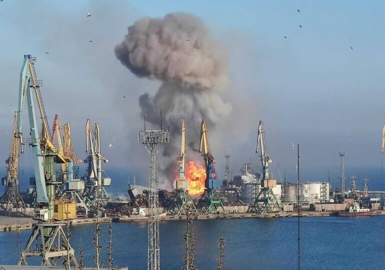 Marea navă pentru desant adusă de ruși în Ucraina a fost distrusă după numai 3 zile (Foto & Video)