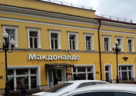 Cozi uriașe după ce McDonald's a anunțat că închide toate cele 850 de restaurante din Rusia. Și Coca Cola și Starbucks pleacă (Foto)