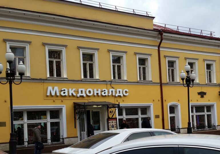 Cozi uriașe după ce McDonald's a anunțat că închide toate cele 850 de restaurante din Rusia. Și Coca Cola și Starbucks pleacă (Foto)